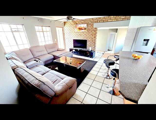 4 BEDROOM HOUSE FOR SALE IN CASTLEVIEW